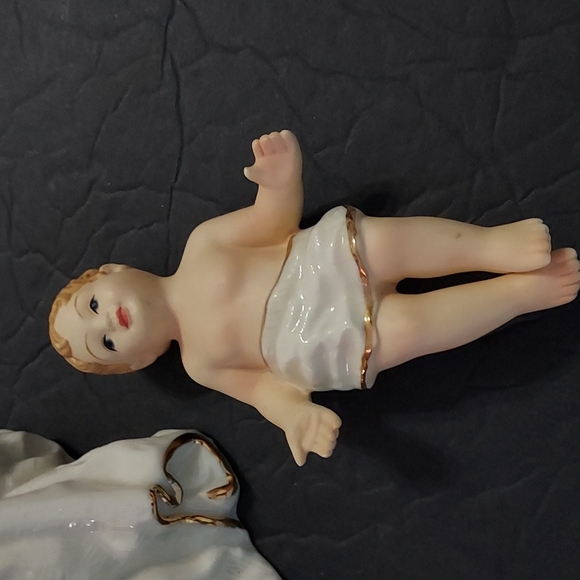 Mary &Baby Jesus Figurines Ivory&Gold Mary is 7 3/4in.Hx6in.Widest Width. B.4in - Picture 10 of 13
